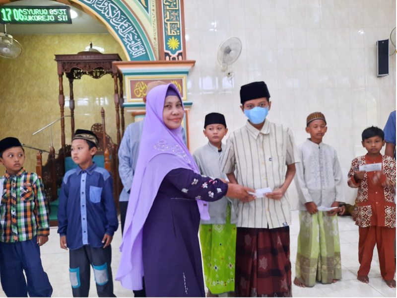 Foto saat pembagian santunan kepada anak yatim. (Foto: Arifvian/kabarbaru.co).