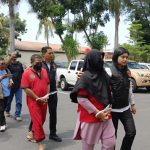 Tersangka WR dan SE saat di kawal tim Ditreskrimsus Polda NTB