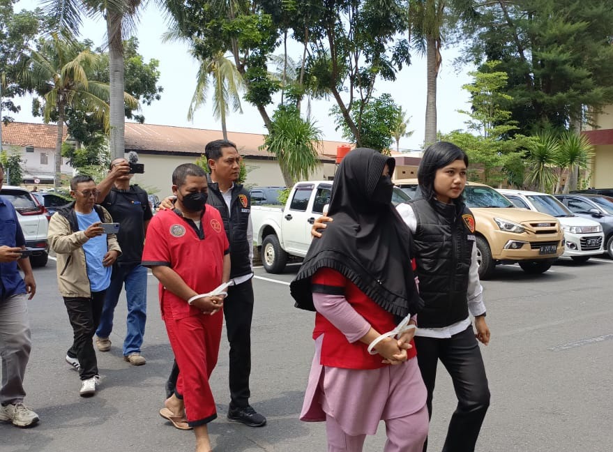Tersangka WR dan SE saat di kawal tim Ditreskrimsus Polda NTB