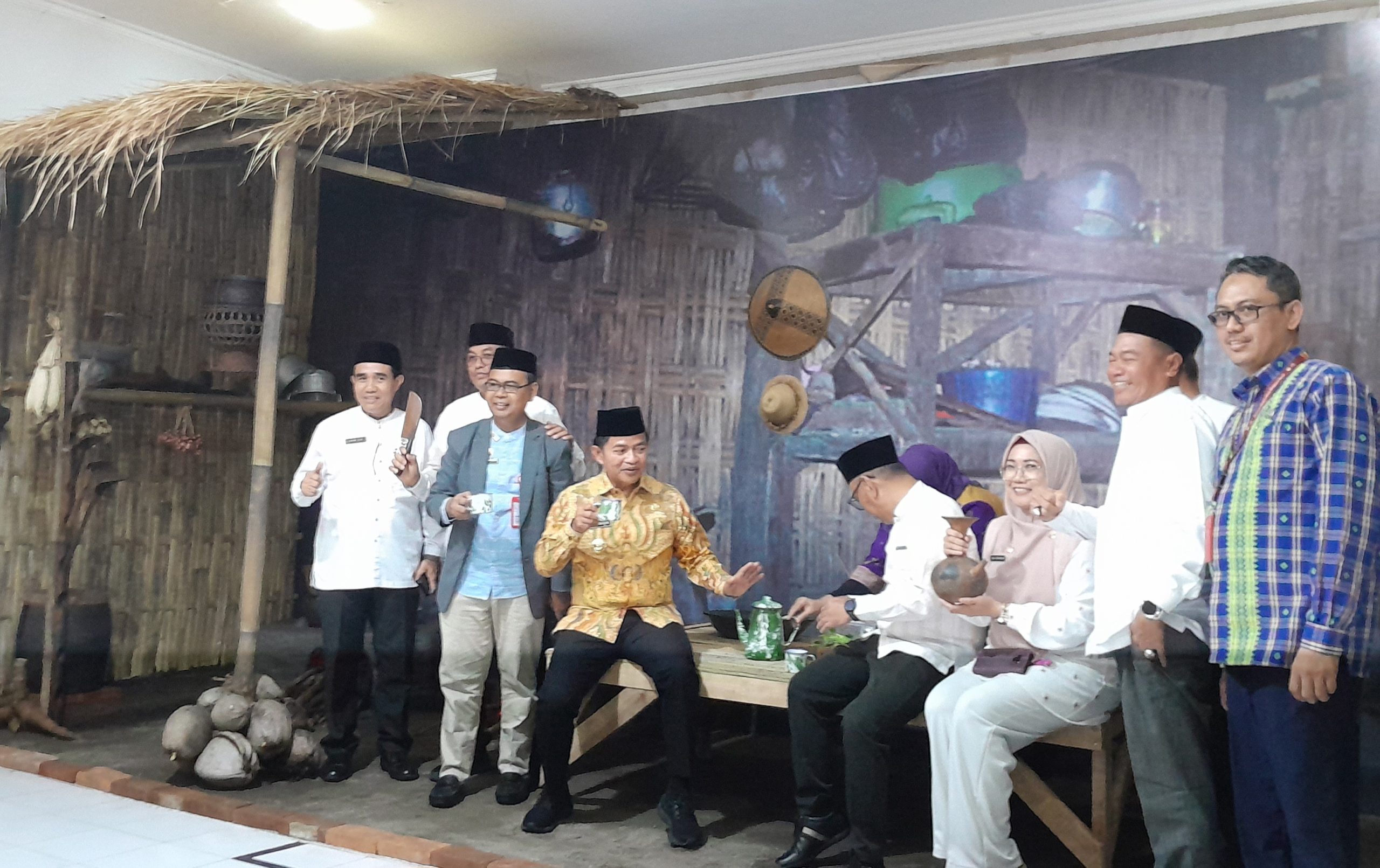 Kepala Museun NTB Ahmad Nuralam dan PJ Gubernur NTB menikmati spot pameran alat rumah tangga tradisional yang bukan sekadar benda, tetapi juga merupakan cerminan nilai-nilai budaya dan identitas masyarakat.