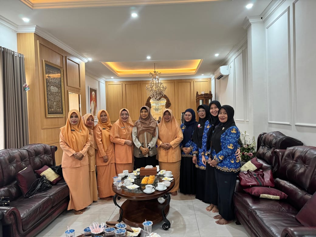 DWP NTB saat S Silaturahmi dengan sesepuh Sitti Rohmi 