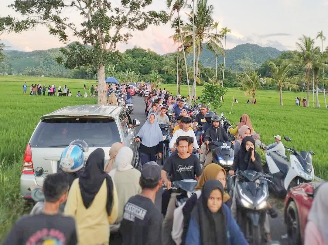 Suasana jalan Doro Cumpa ramai pengunjung (Foto: Dafiansyah)