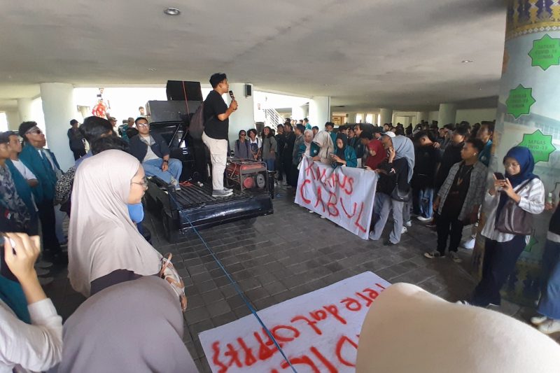Mahasiswa UIN Mataram saat aksi unjukrasa menuntut kampus kawal kasus kekerasan seksual (Foto : Arif Biro NTB)