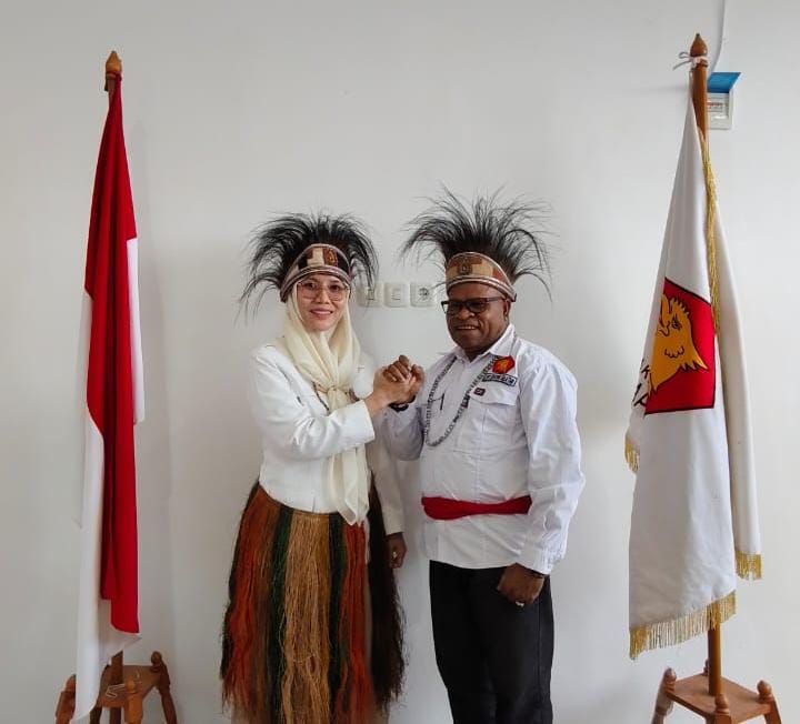 Ketua DPD Gerindra PBD Oktasari Sabil (kiri) berjabat tangan bersama Bupati Sorong Selatan Yohan Bodory (kanan)/ist.