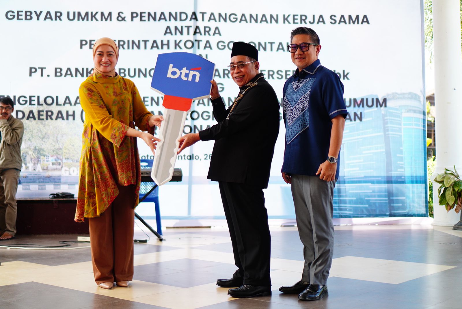 Penyerahan 9 Truk Sampah Oleh Pihak BTN Kepada Walikota Gorontalo