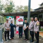 Penyerahan simbolis Mushaf Al-Qur’an dari LSM PENJARA 1 kepada Marbot Mushala Nurhidayah, dibersamai jajaran Polsek Karangmojo dalam rangka HUT Bhayangkara ke-79 di Gunungkidul
