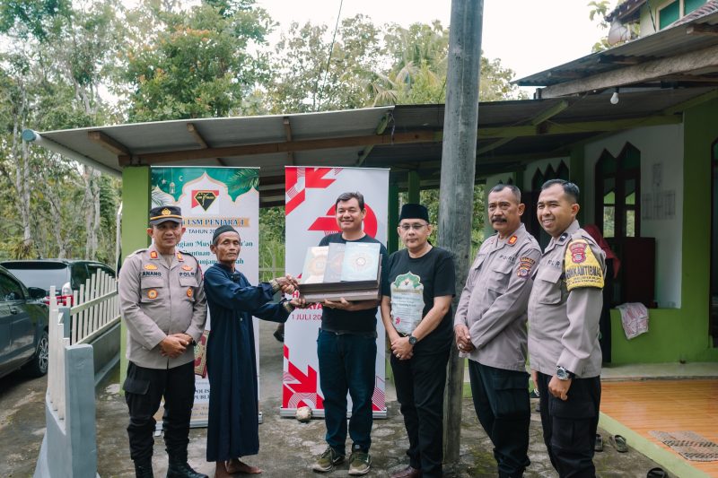 Penyerahan simbolis Mushaf Al-Qur’an dari LSM PENJARA 1 kepada Marbot Mushala Nurhidayah, dibersamai jajaran Polsek Karangmojo dalam rangka HUT Bhayangkara ke-79 di Gunungkidul