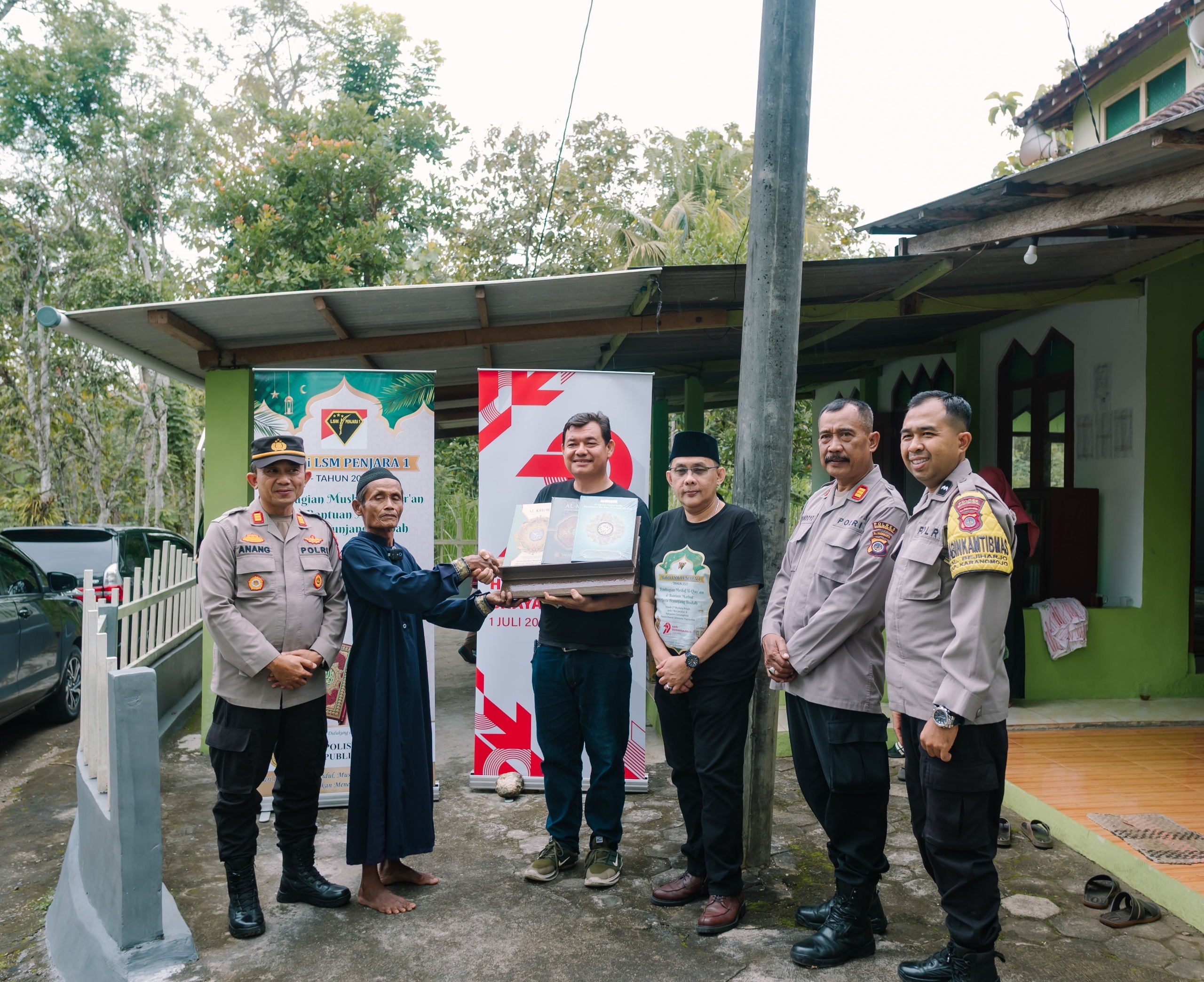 Penyerahan simbolis Mushaf Al-Qur’an dari LSM PENJARA 1 kepada Marbot Mushala Nurhidayah, dibersamai jajaran Polsek Karangmojo dalam rangka HUT Bhayangkara ke-79 di Gunungkidul