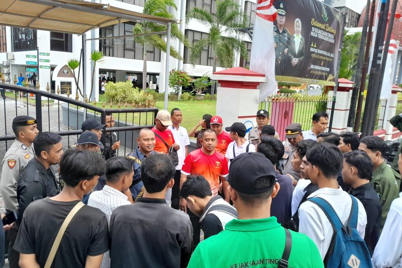 Aliansi Pemuda Aktivis (ALPA) saat melakukan aksi didepan Kejaksaan Tinggi NTB (Foto : Arif Kabar Baru)