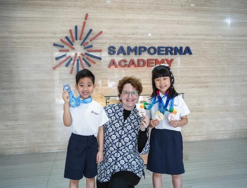 Dokumentasi Pribadi : Jeremie dan Maggie The Bersama Dr. Adelina Evadne Holmes, Kepala Sekolah Sampoerna Academy