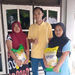 Foto: Direktur ALPA-NTB, Herman saat menyalurkan bantuan beras SPHP kepada warga di Lingkungan Karang Anyar, Kelurahan Monjok Barat, Kota Mataram