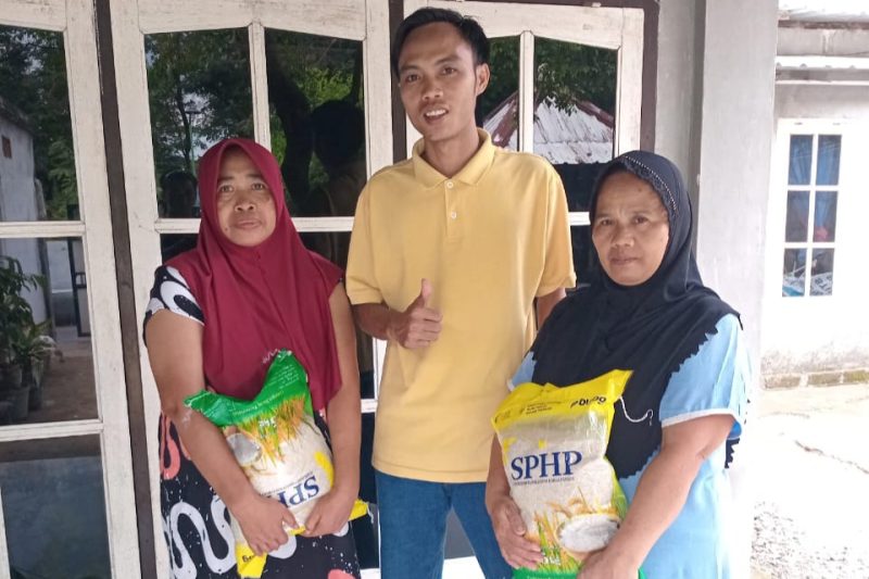 Foto: Direktur ALPA-NTB, Herman saat menyalurkan bantuan beras SPHP kepada warga di Lingkungan Karang Anyar, Kelurahan Monjok Barat, Kota Mataram