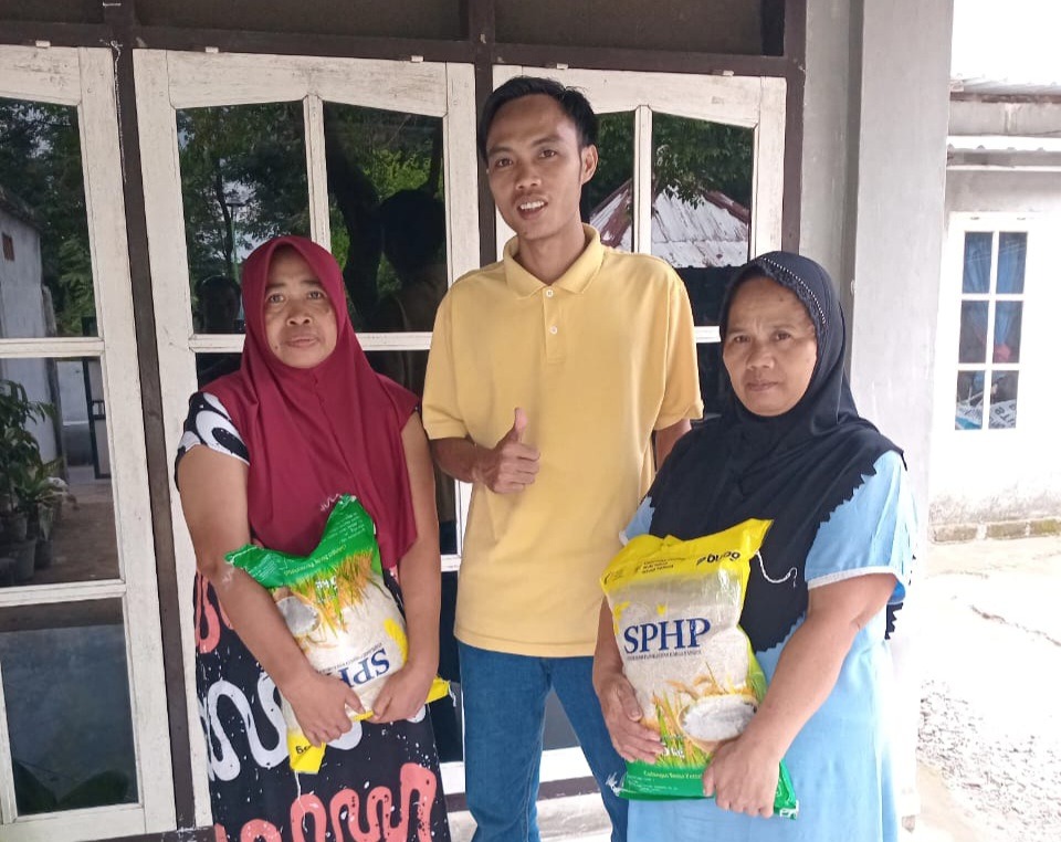 Foto: Direktur ALPA-NTB, Herman saat menyalurkan bantuan beras SPHP kepada warga di Lingkungan Karang Anyar, Kelurahan Monjok Barat, Kota Mataram