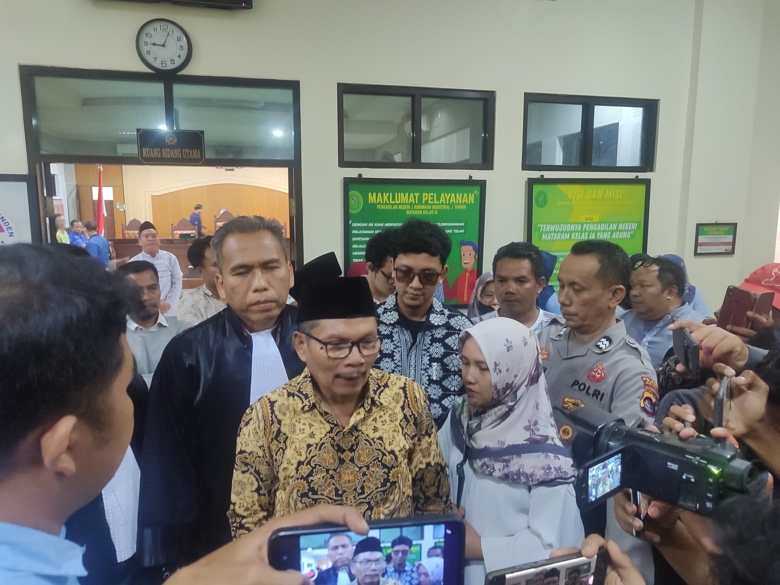 Mantan Sekda NTB Rosiady Husaeni Sayuti Pasca Sidang di Pengadilan Tipikor Matara