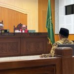 Foto: Mantan Sekda NTB, Rosiady Husaenie Sayuti duduk di kursi pesakitan Pengadilan Tipikor Mataram.