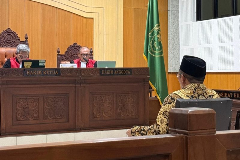 Foto: Mantan Sekda NTB, Rosiady Husaenie Sayuti duduk di kursi pesakitan Pengadilan Tipikor Mataram.
