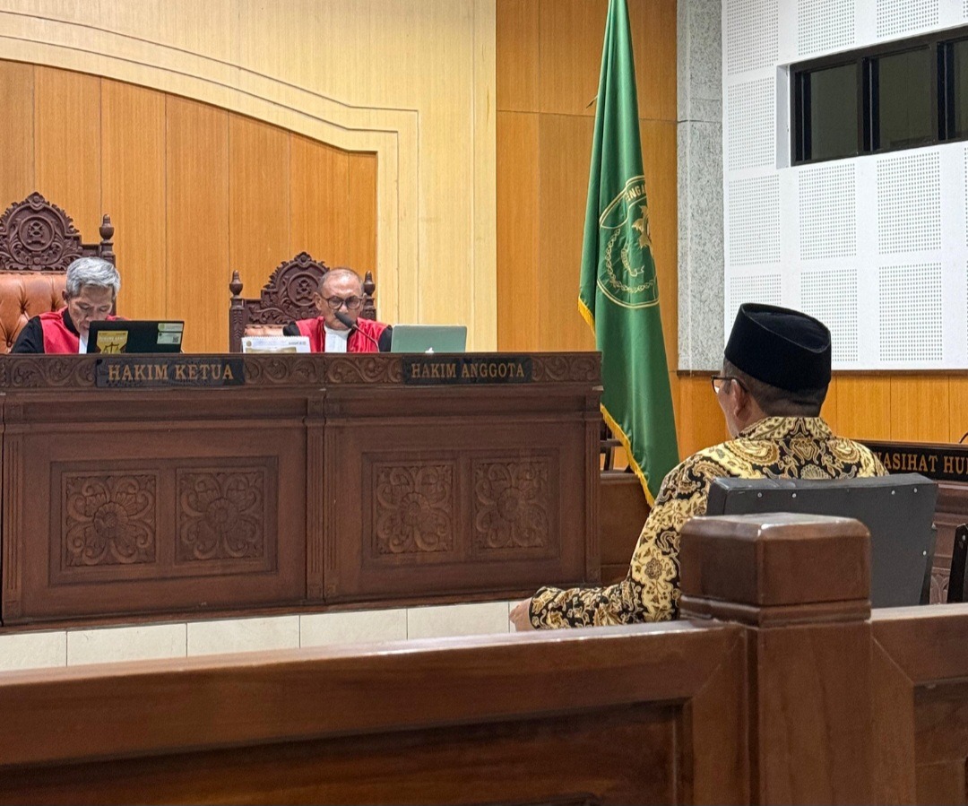 Foto: Mantan Sekda NTB, Rosiady Husaenie Sayuti duduk di kursi pesakitan Pengadilan Tipikor Mataram.