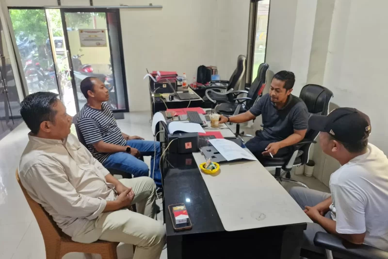 Foto: Ketua Persatuan Wartawan Indonesia Nusa Tenggara Barat Ahmad Ikliludin saat dampingi BAP Widi Surya (Arif Kabar Baru)