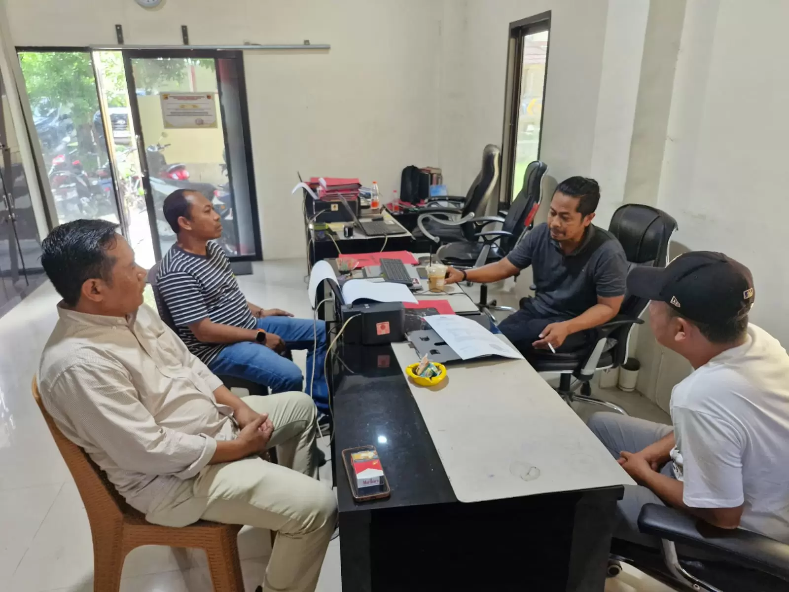Foto: Ketua Persatuan Wartawan Indonesia Nusa Tenggara Barat Ahmad Ikliludin saat dampingi BAP Widi Surya (Arif Kabar Baru)