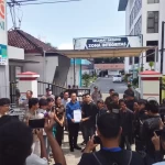 Foto: Badan Eksekutif Mahasiswa Nusantara (BEM Nusantara) Daerah Nusa Tenggara Barat saat aksi demonstrasi didepan Kejaksaan Tinggi NTB. (Arif Kabar Baru)