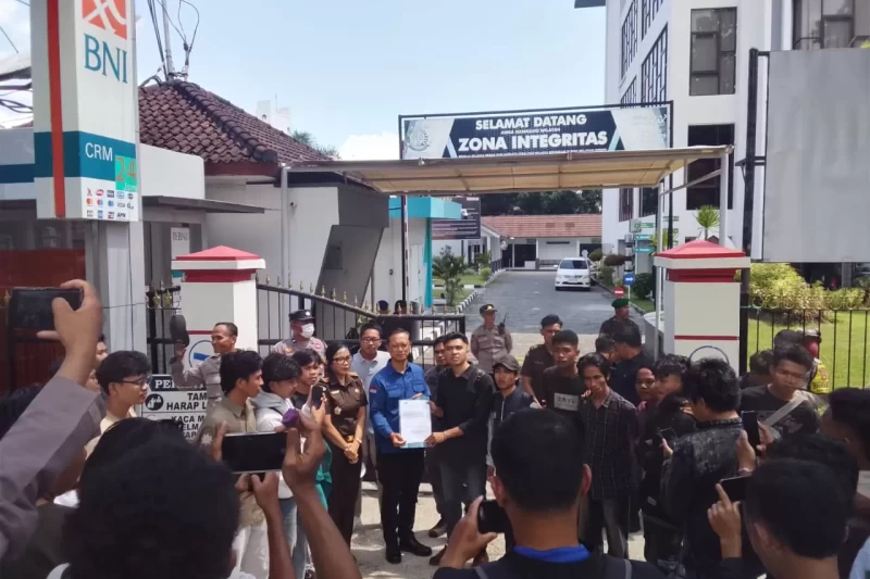 Foto: Badan Eksekutif Mahasiswa Nusantara (BEM Nusantara) Daerah Nusa Tenggara Barat saat aksi demonstrasi didepan Kejaksaan Tinggi NTB. (Arif Kabar Baru)