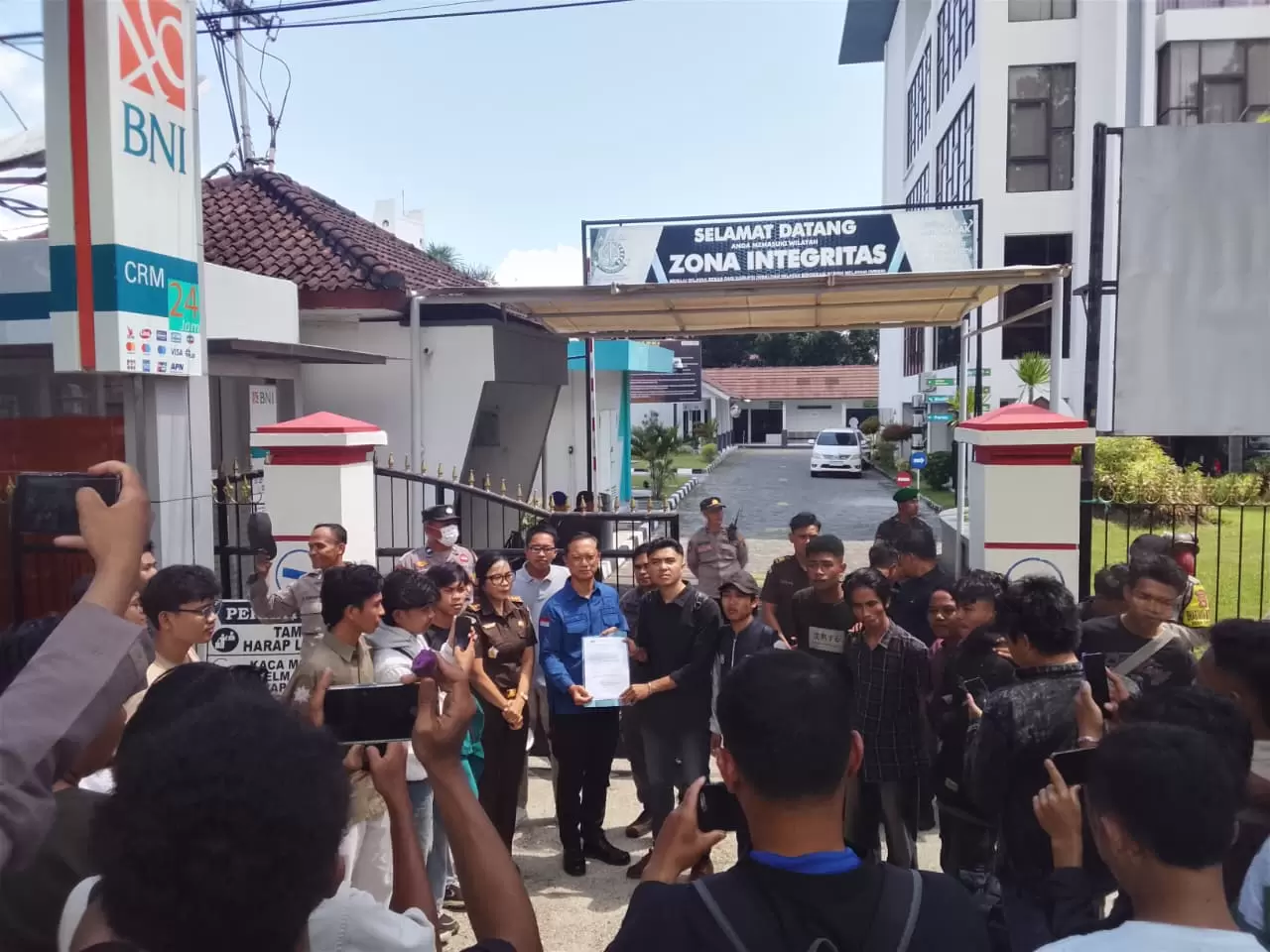 Foto: Badan Eksekutif Mahasiswa Nusantara (BEM Nusantara) Daerah Nusa Tenggara Barat saat aksi demonstrasi didepan Kejaksaan Tinggi NTB. (Arif Kabar Baru)