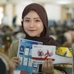 Foto: Penerima beasiswa KIP Kuliah 2025 Universitas Mataram menunjukkan buku tabungan dan kartu ATM Bank BTN (Arif /Unram)