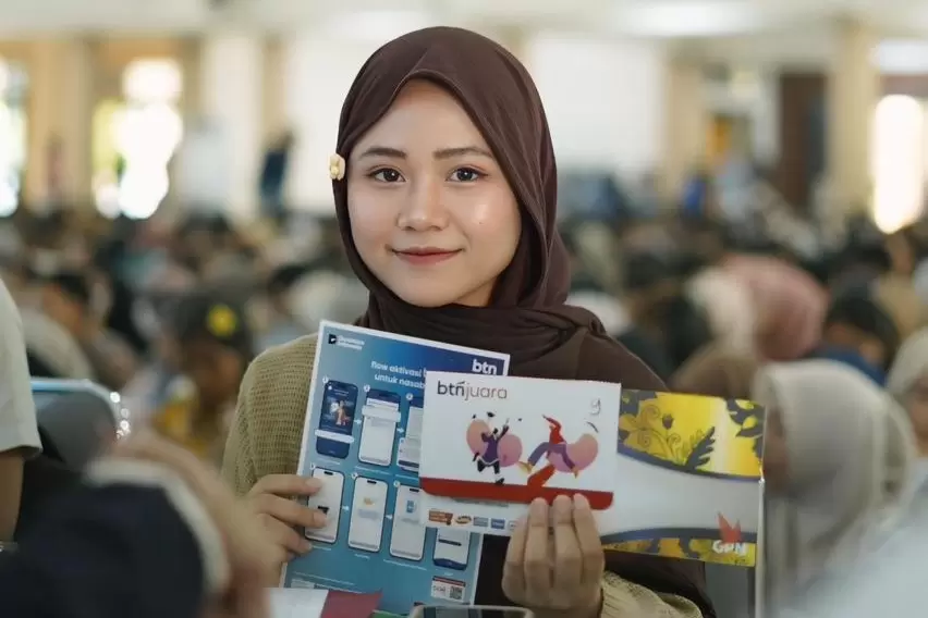 Foto: Penerima beasiswa KIP Kuliah 2025 Universitas Mataram menunjukkan buku tabungan dan kartu ATM Bank BTN (Arif /Unram)