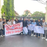 Foto: Forum Pemuda NTB Melawan (FPNM) saat melakukan Aksi unjuk rasa depan Kantor Polda NTB, (Aba Arif/Kabar Baru).