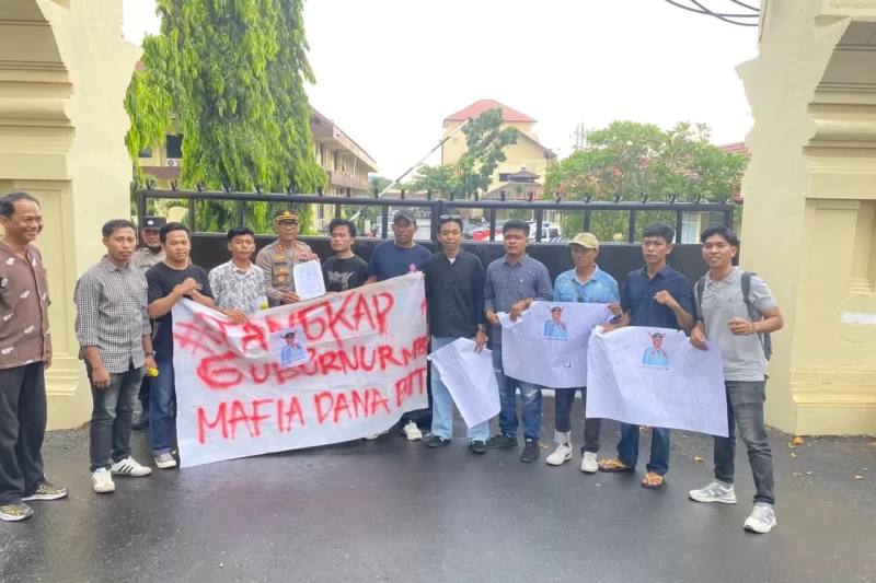 Foto: Forum Pemuda NTB Melawan (FPNM) saat melakukan Aksi unjuk rasa depan Kantor Polda NTB, (Aba Arif/Kabar Baru).