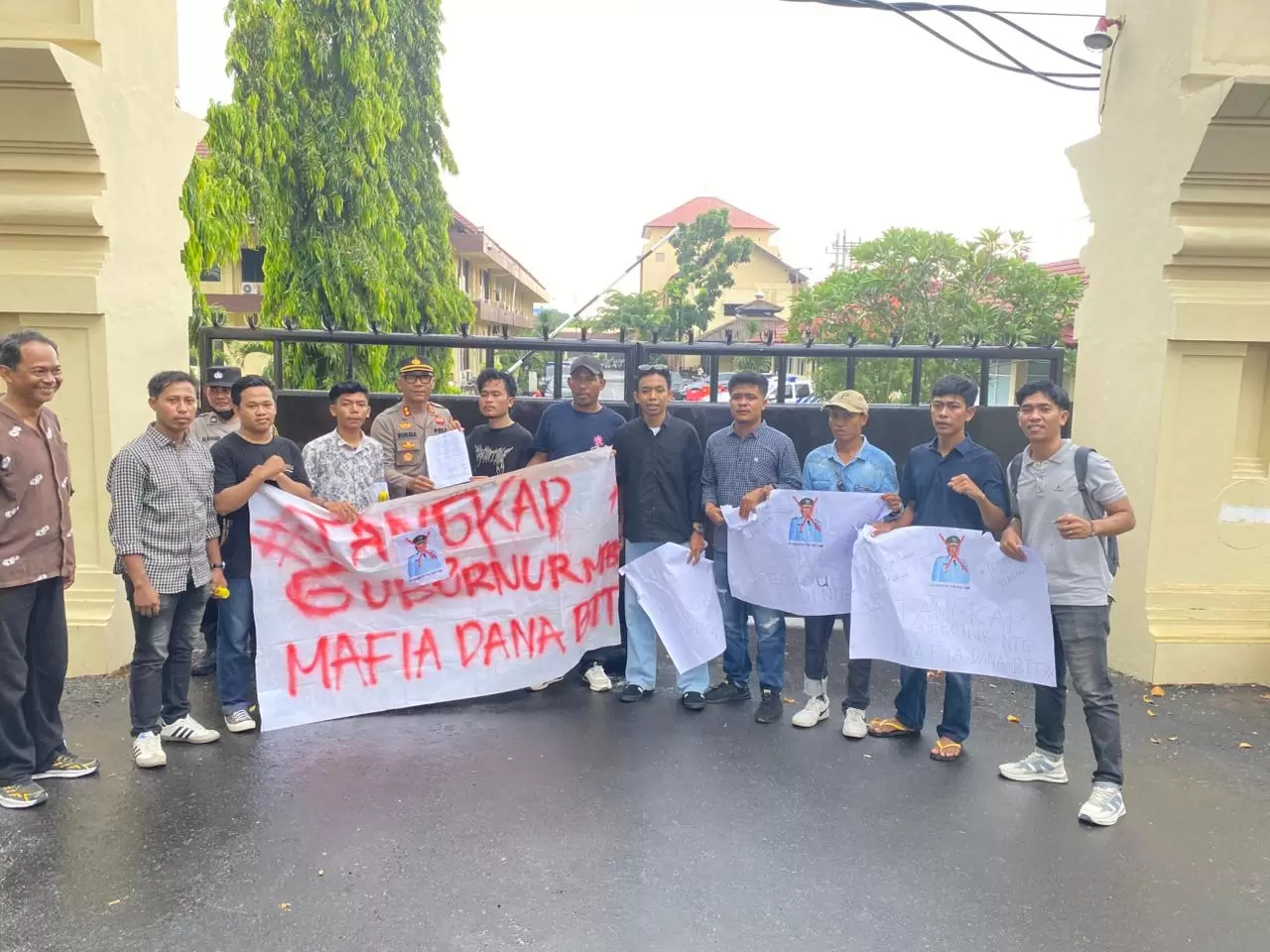 Foto: Forum Pemuda NTB Melawan (FPNM) saat melakukan Aksi unjuk rasa depan Kantor Polda NTB, (Aba Arif/Kabar Baru).