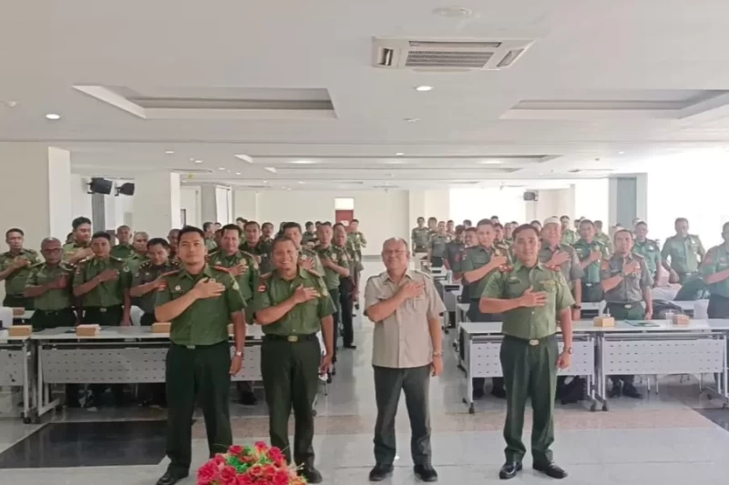 Foto: Plt Kadis DLHK NTB Ir. Ahmadi bersama anggota Polhut DLHK NTB ( Aba Arif Kaba Baru)