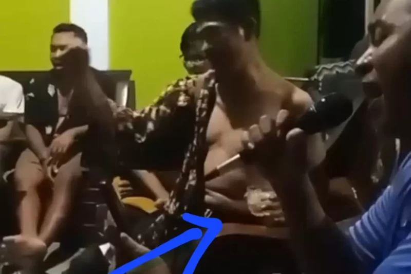 Foto: Tangkapan layar, terlihat Ahmad Dahlan Ketua DPD I Hanura NTB tidak mengenakan baju dan memegang miras. (Aba Arif/ Kabar Baru)