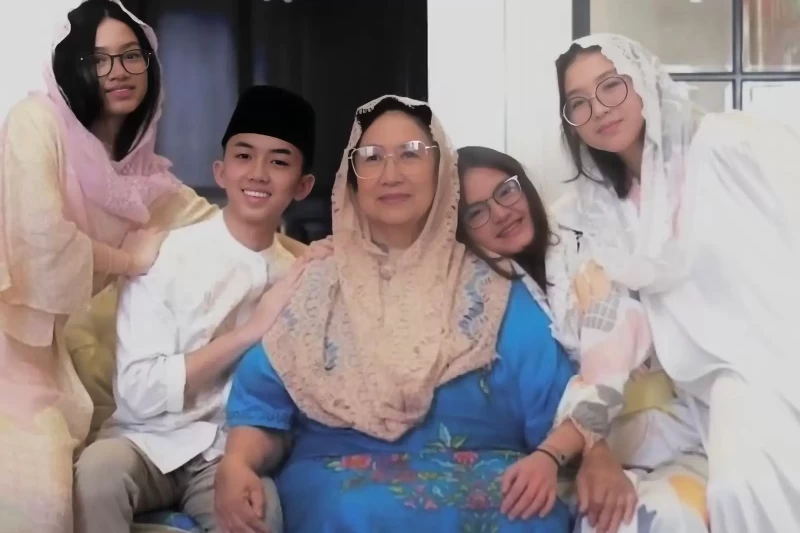 Alvaro Mintaredja bersama Eyang dan adik-adik perempuannya