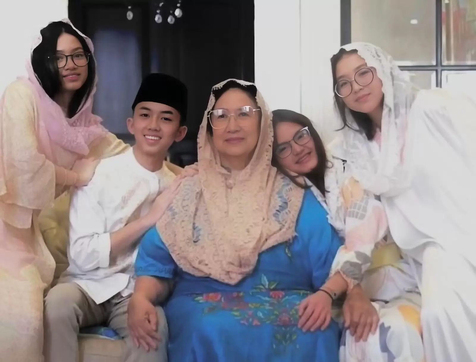Alvaro Mintaredja bersama Eyang dan adik-adik perempuannya