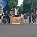 Foto: Laskar Pemuda Bumi Gora saat aksi deklarasi dukung gelar pahlawan Nasional untuk Soeharto di Mataram ( Aba Arif/Kabarbaru.co)