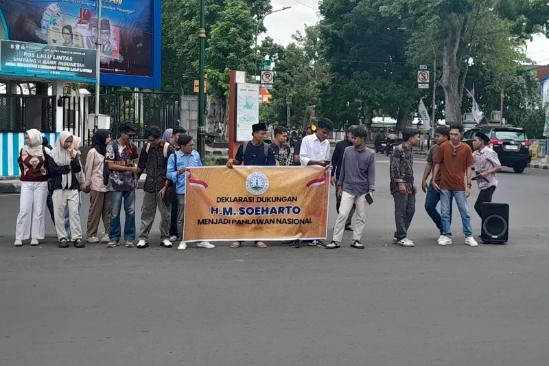 Foto: Laskar Pemuda Bumi Gora saat aksi deklarasi dukung gelar pahlawan Nasional untuk Soeharto di Mataram ( Aba Arif/Kabarbaru.co)
