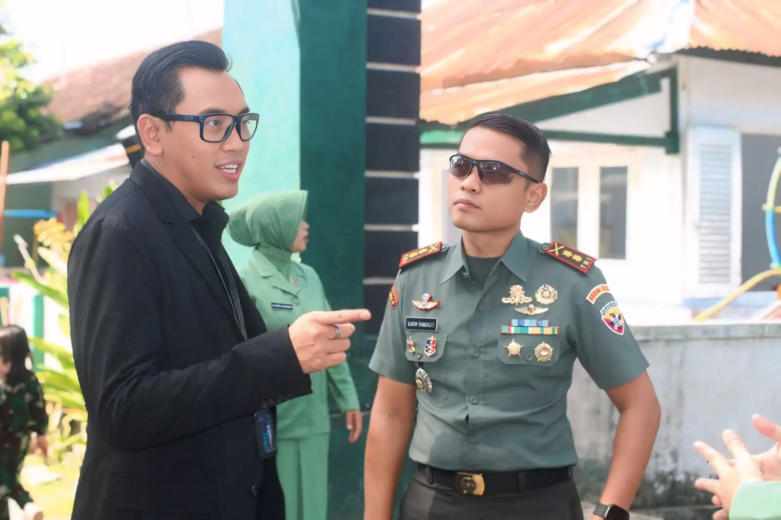 Yulian Naranatha, Pimpinan Cabang BRI Praya saat di TK TK Kartika Gili Lebur, lokasi penyaluran paket pendidikan