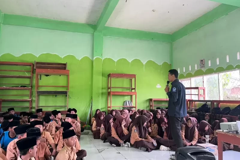 Kegiatan Sosialisasi Pendidikan di MTs NWDI Pejaring oleh ARCAMAJA