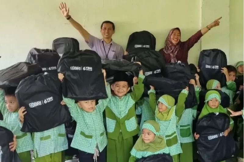 BRI Praya Salurkan Paket Pendidikan di TK Kartika Gili Lebur
