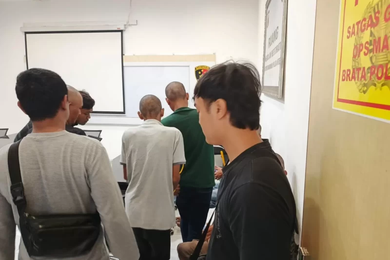 Kelima terduga yang ditahan menuju ruang tahanan Mapolda NTB ( Aba Arif/Kabarbaru)