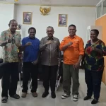 Ketua Exco Partai Buruh Kota Sorong Syarif Nari saat memfasilitasi Perwakilan Buruh TKBM Ketemu Ketua DPR Kota Sorong John Lewerisa.