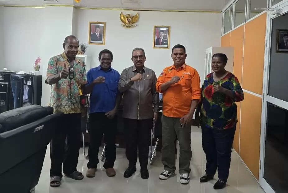 Ketua Exco Partai Buruh Kota Sorong Syarif Nari saat memfasilitasi Perwakilan Buruh TKBM Ketemu Ketua DPR Kota Sorong John Lewerisa.