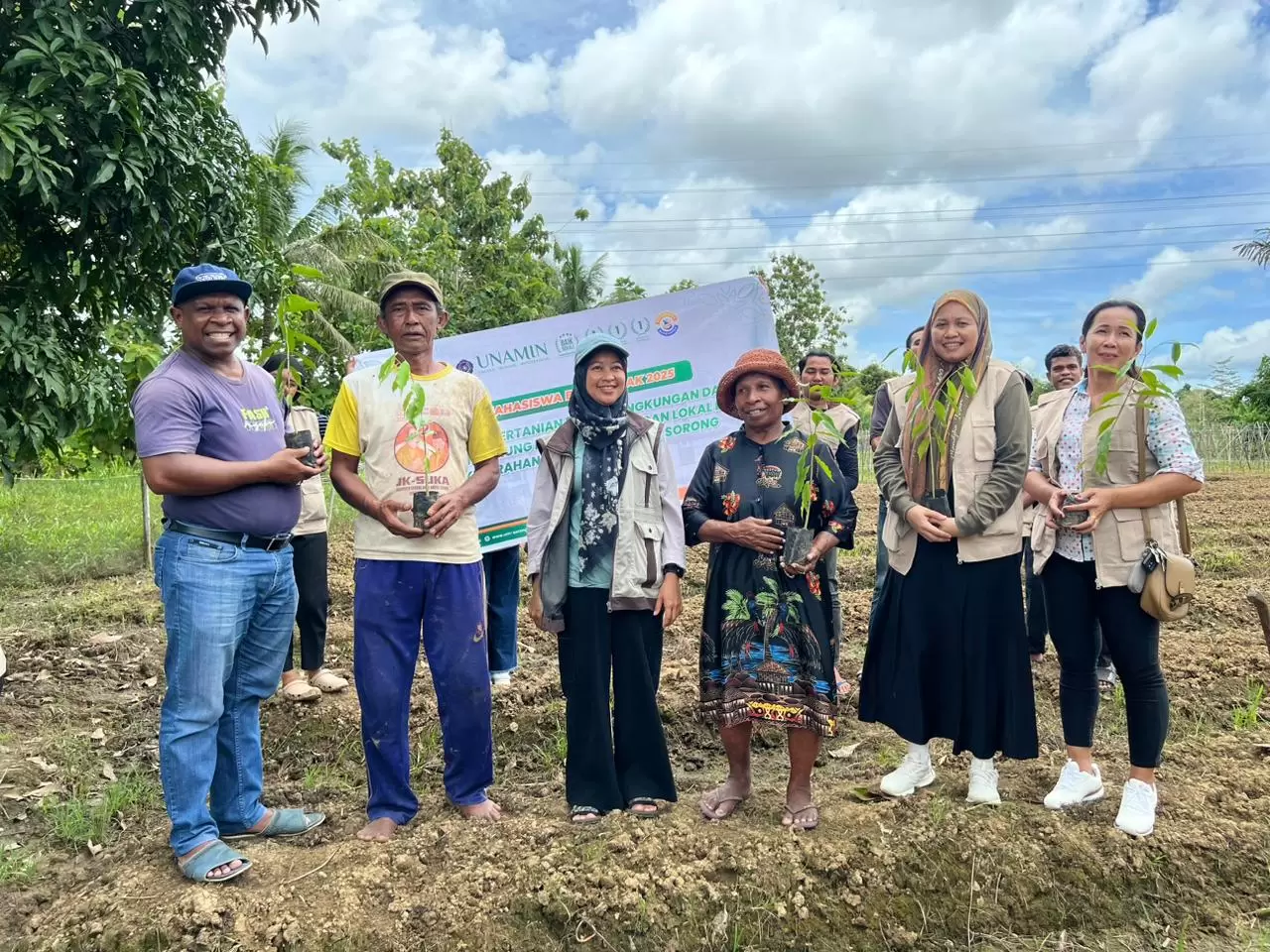 Mahasiswa UNAMIN tanam gaharu bersama petani Aimas
