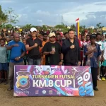 Para tokoh masyarakat dan perwakilan peserta berfoto bersama saat pembukaan Turnamen Futsal KM.8 Cup I di Kompleks Kokoda Kilometer 8, Kota Sorong