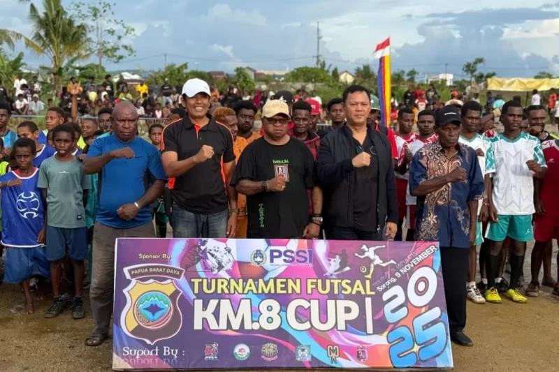 Para tokoh masyarakat dan perwakilan peserta berfoto bersama saat pembukaan Turnamen Futsal KM.8 Cup I di Kompleks Kokoda Kilometer 8, Kota Sorong