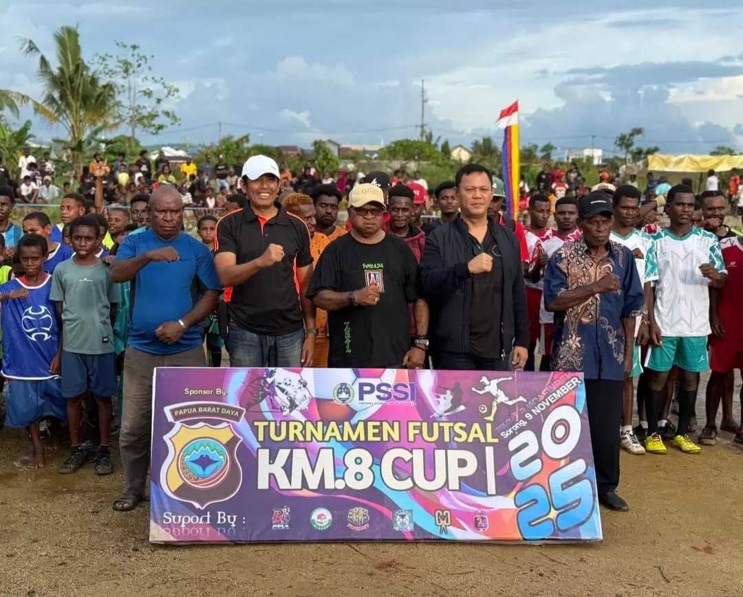 Para tokoh masyarakat dan perwakilan peserta berfoto bersama saat pembukaan Turnamen Futsal KM.8 Cup I di Kompleks Kokoda Kilometer 8, Kota Sorong