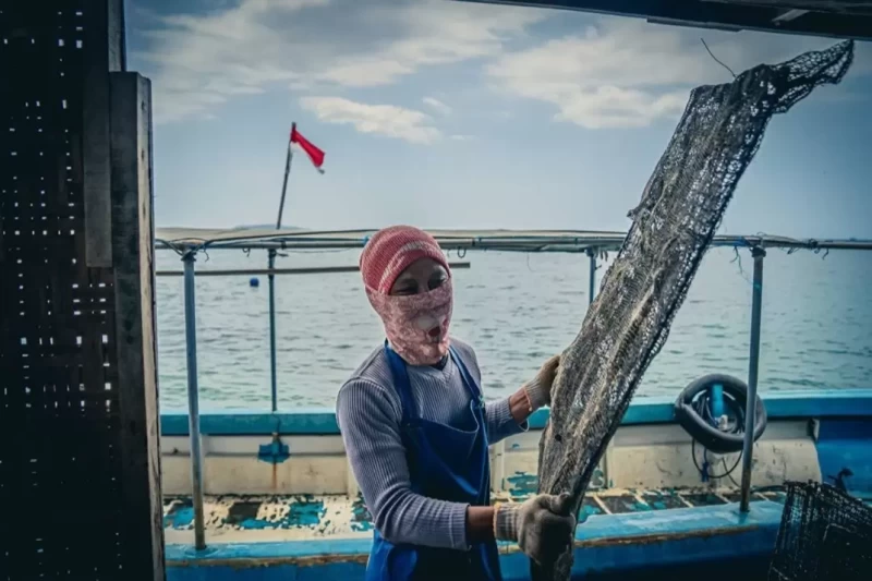 Karyawan Autore memegang jaring foto tangkapan layar Ig PT Autore