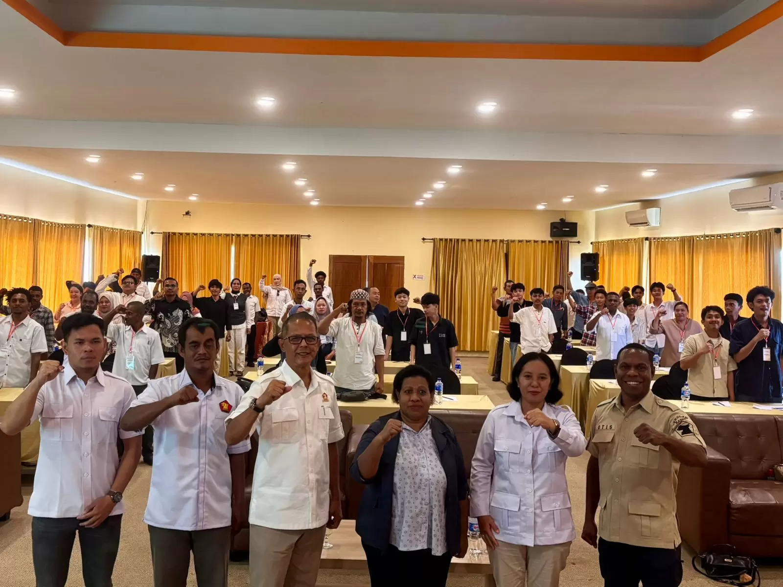 Foto Bersama dalam kegiatan Pelatihan Dasar Sosial Politik dan Ekonomi Kreatif