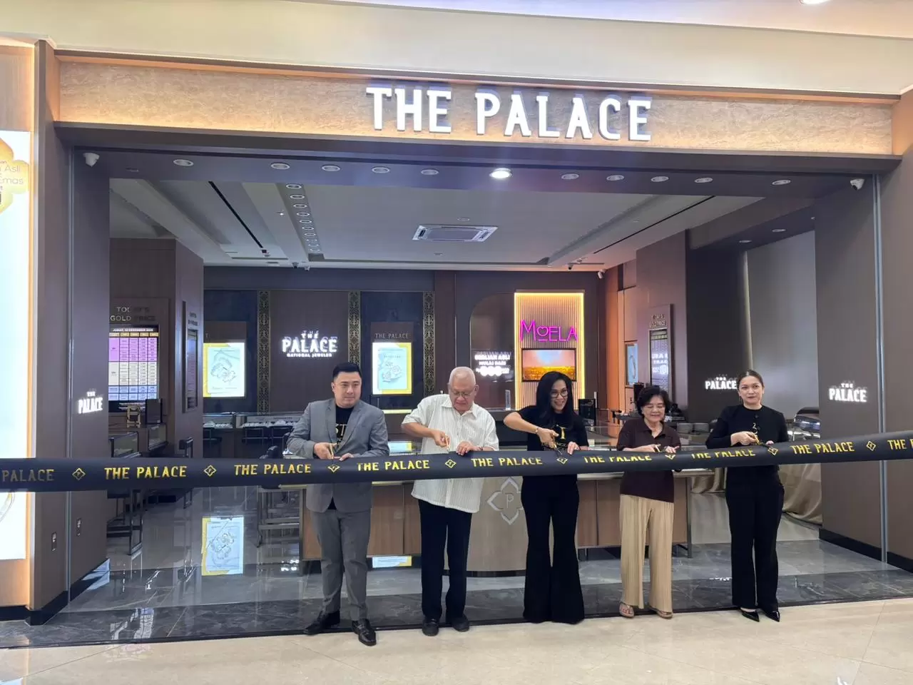 Pemotongan Pita pada acara grand opening The Palace Jeweler
